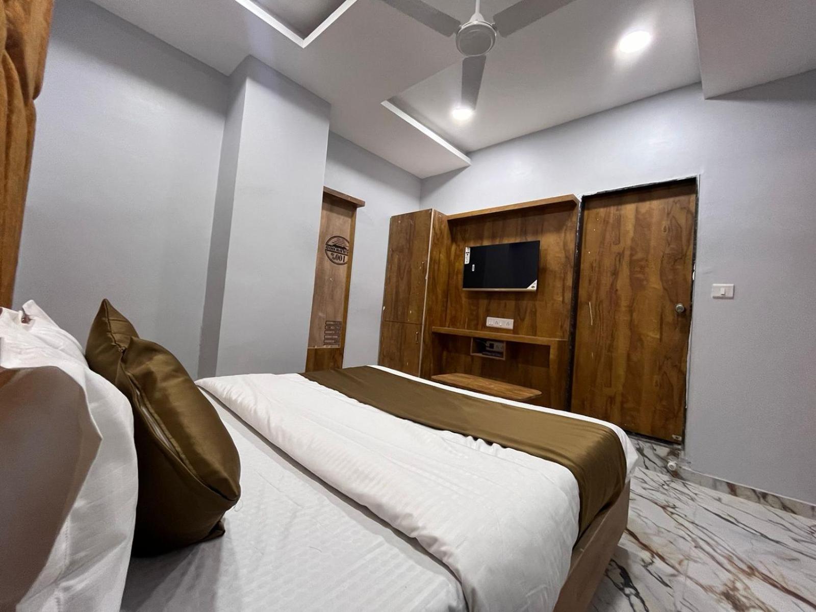 Hotel Krishna Ahmedabad Buitenkant foto