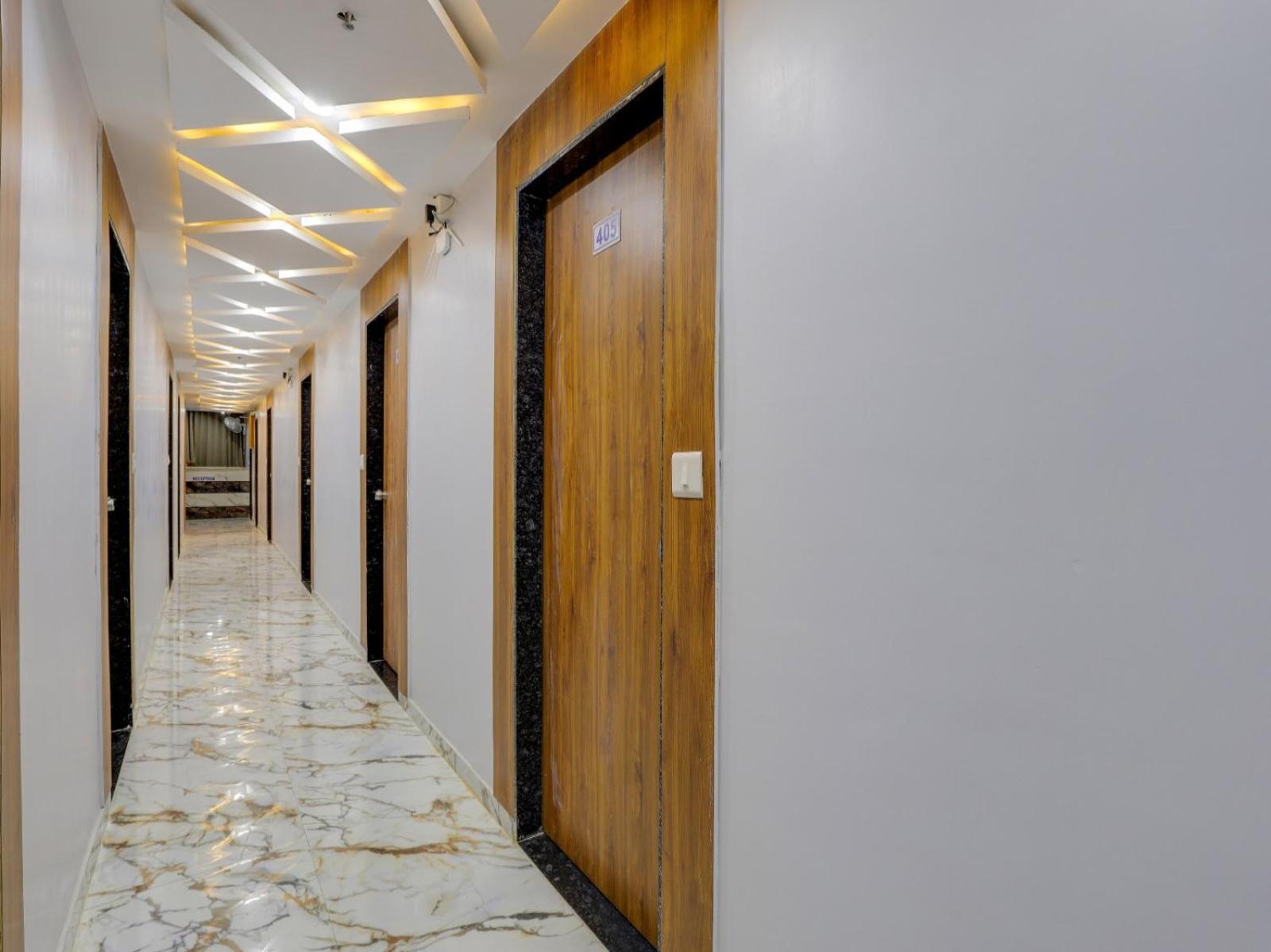 Hotel Krishna Ahmedabad Buitenkant foto
