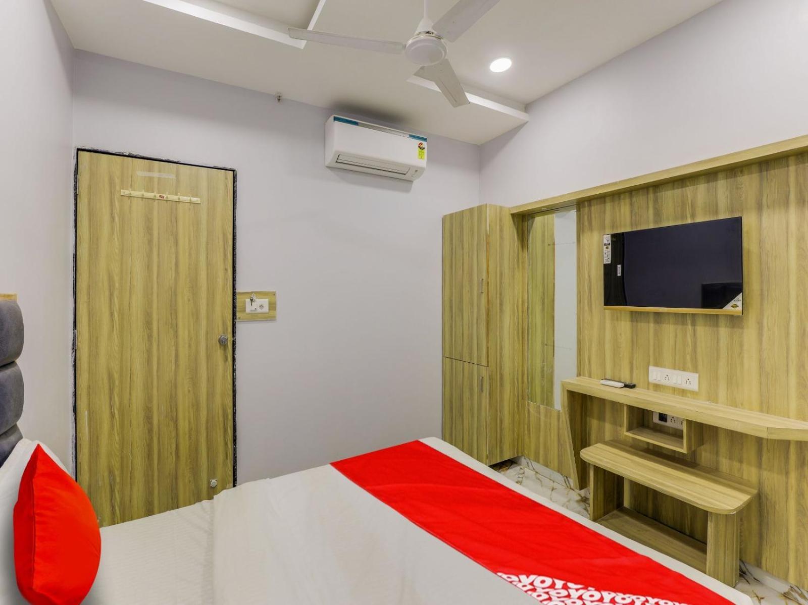Hotel Krishna Ahmedabad Buitenkant foto