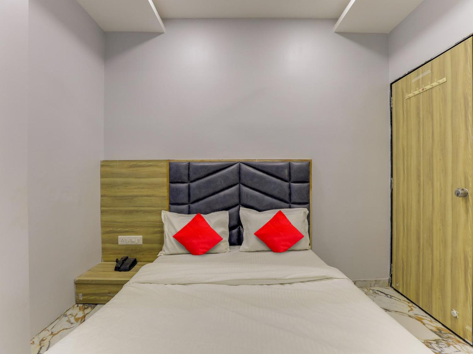 Hotel Krishna Ahmedabad Buitenkant foto