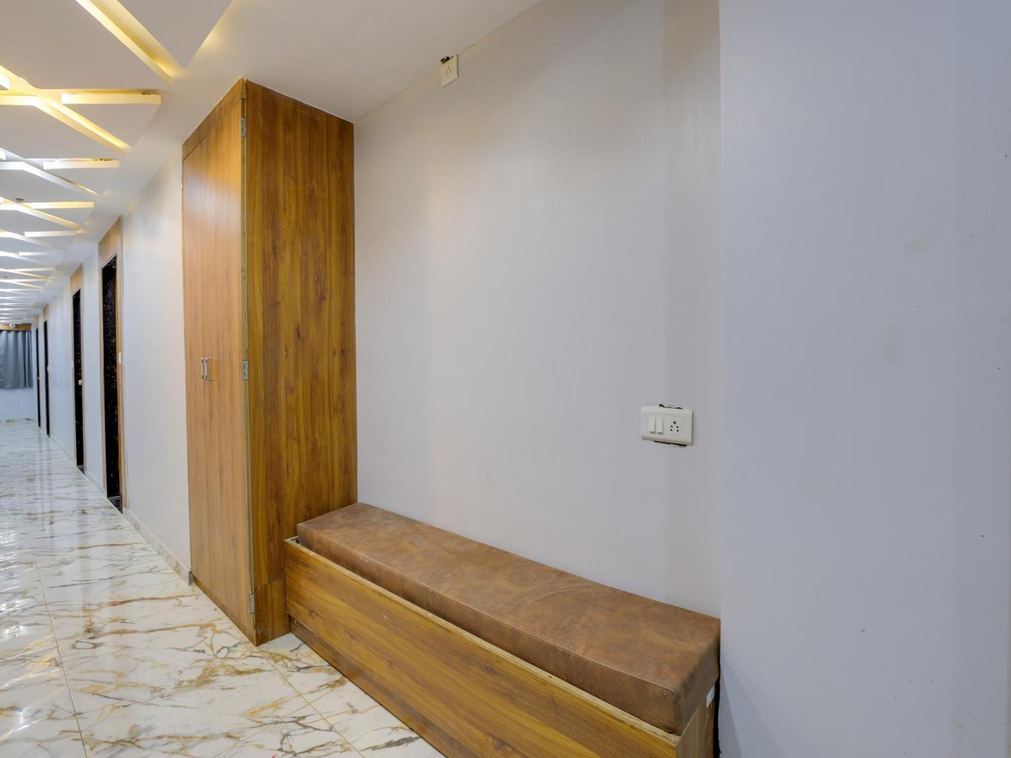 Hotel Krishna Ahmedabad Buitenkant foto