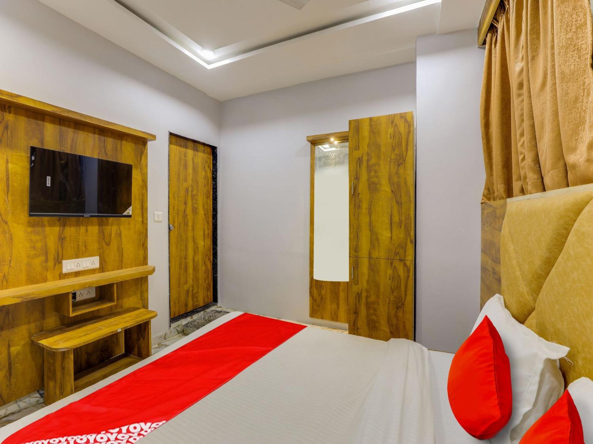Hotel Krishna Ahmedabad Buitenkant foto