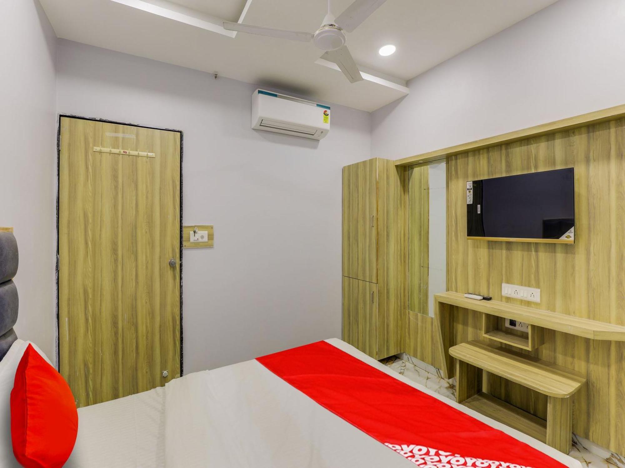 Hotel Krishna Ahmedabad Buitenkant foto