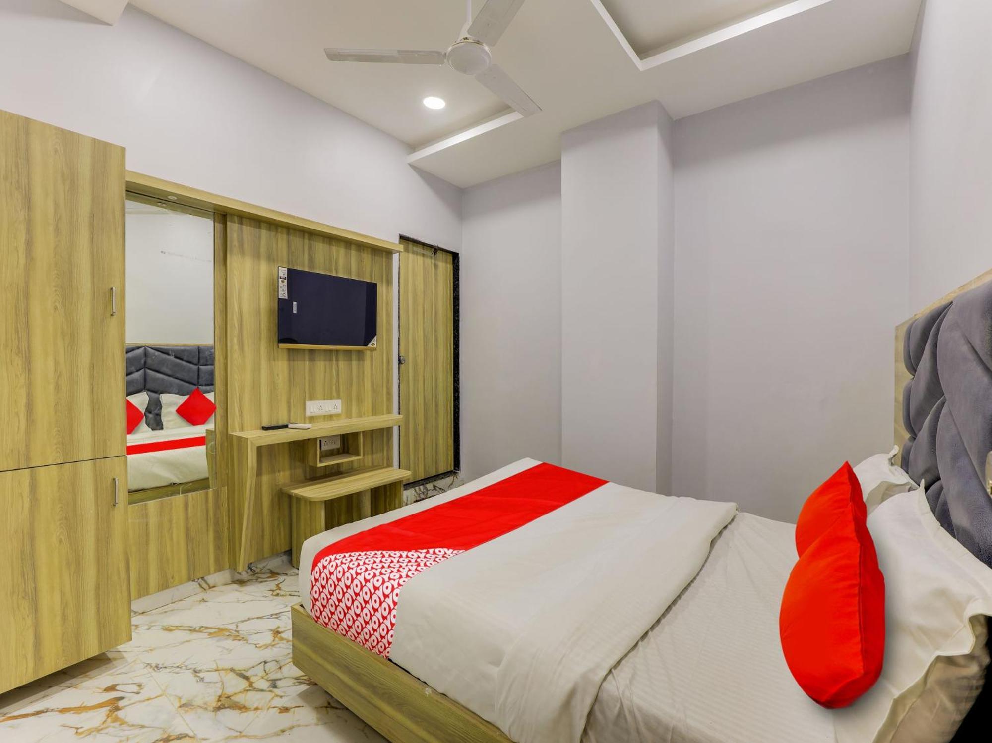 Hotel Krishna Ahmedabad Buitenkant foto