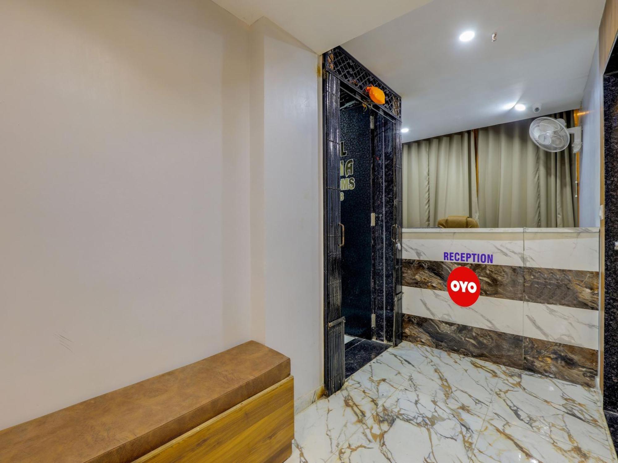 Hotel Krishna Ahmedabad Buitenkant foto